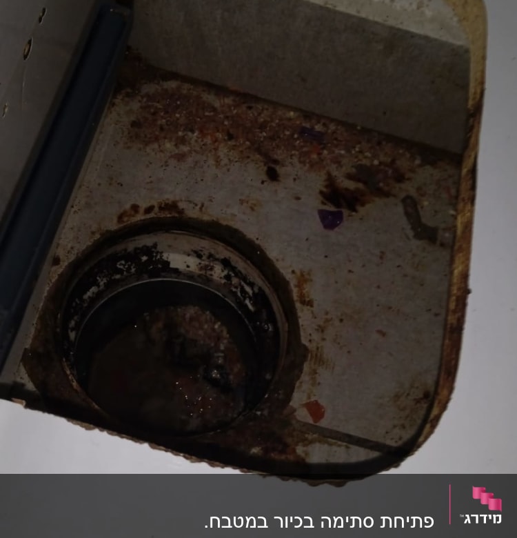 פתח ניקוז כיור עם לכלוך וחלודה